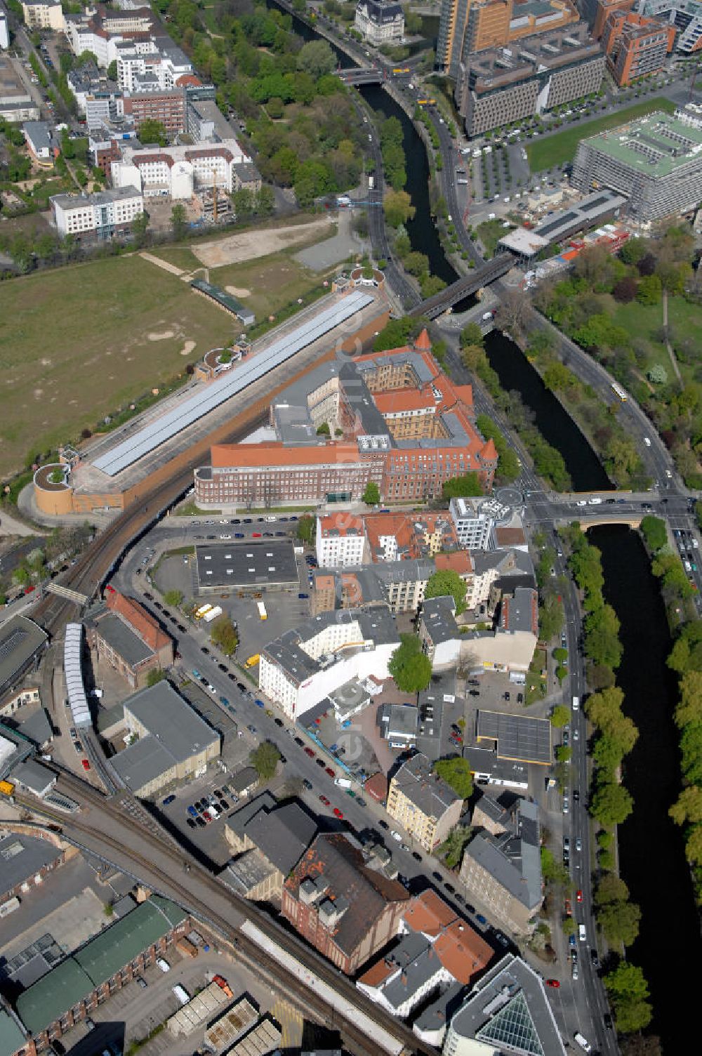 Aerial image Berlin - Wohnhäuser an der Schöneberger Straße Ecke Luckenwalder Straße am ehemaligen Dienstgebäude der Königlichen Eisenbahndirektion in Berlin-Kreuzberg. Blocks of flats at the Schoeneberger Strasse at the former public office building of the royal railway administration in Berlin-Kreuzberg.