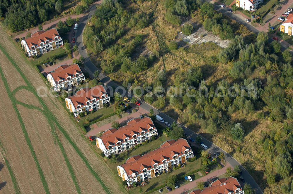 Panketal from above - Blick auf Mehrfamilienhäuser am Eichenring direkt neben einer landwirtschaftlichen Nutzfläche / einem Feld in der Gemeinde Panketal Ortsteil Schwanebeck in Neu-Buch.