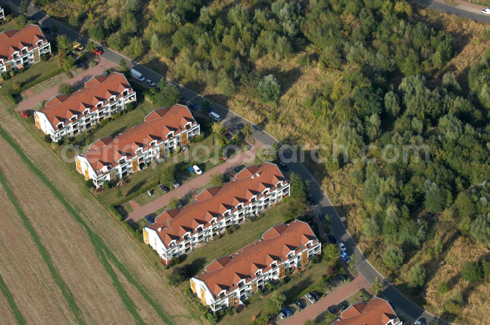 Panketal from the bird's eye view: Blick auf Mehrfamilienhäuser am Eichenring direkt neben einer landwirtschaftlichen Nutzfläche / einem Feld in der Gemeinde Panketal Ortsteil Schwanebeck in Neu-Buch.