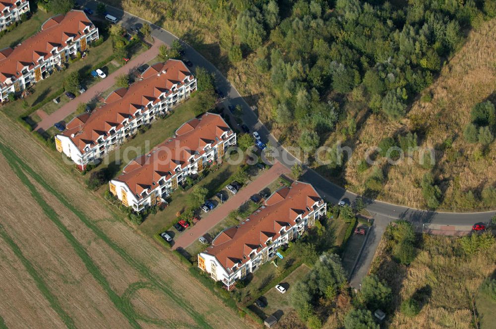 Aerial image Panketal - Blick auf Mehrfamilienhäuser am Eichenring direkt neben einer landwirtschaftlichen Nutzfläche / einem Feld in der Gemeinde Panketal Ortsteil Schwanebeck in Neu-Buch.