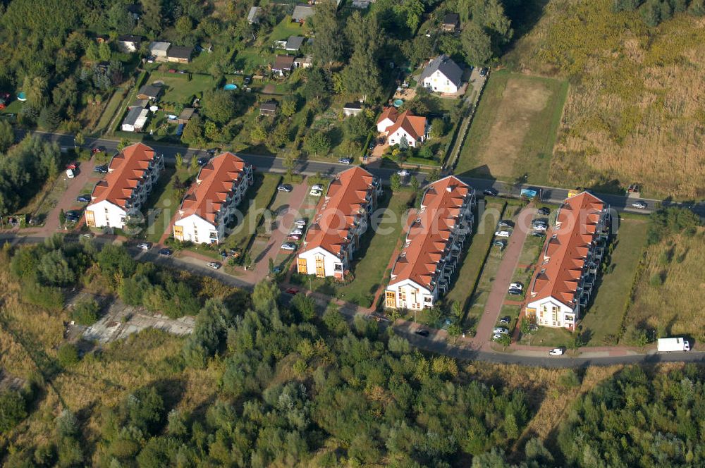 Aerial photograph Panketal - Blick auf Mehrfamilienhäuser am Eichenring direkt neben einer landwirtschaftlichen Nutzfläche / einem Feld in der Gemeinde Panketal Ortsteil Schwanebeck in Neu-Buch.