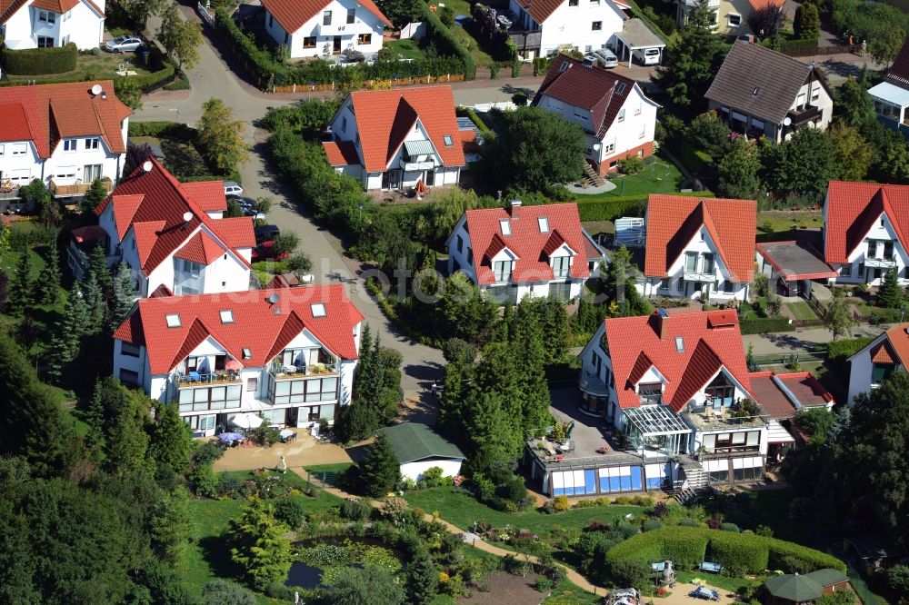 Graal-Müritz from the bird's eye view: Residential houses and settlement in the South of Graal-Mueritz in the state of Mecklenburg - Western Pomerania. The residential buildings of the settlement include small gardens and are located in the South of the spa town in the county district of Rostock