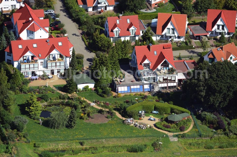 Aerial photograph Graal-Müritz - Residential houses and settlement in the South of Graal-Mueritz in the state of Mecklenburg - Western Pomerania. The residential buildings of the settlement include small gardens and are located in the South of the spa town in the county district of Rostock