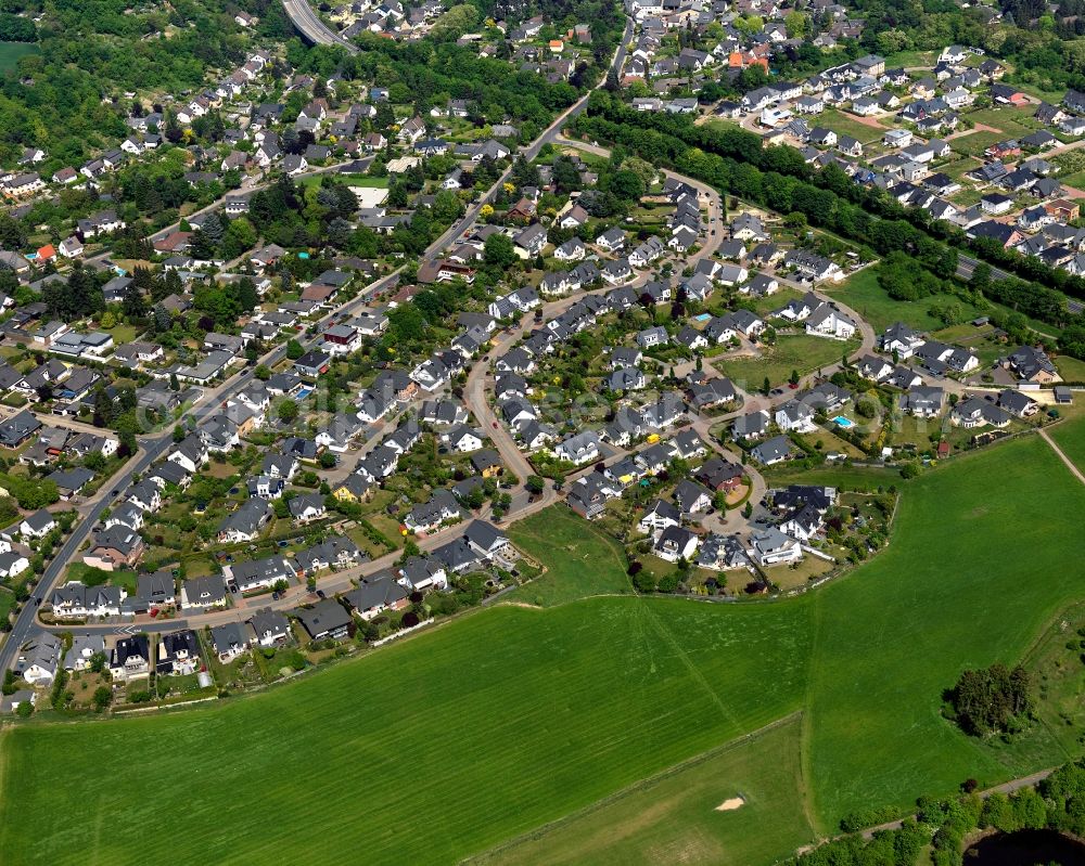 Aerial photograph Andernach - Residential buildings and gardesn on the edges of Andernach in the state of Rhineland-Palatinate. The town is located in the county district of Mayen-Koblenz on the left riverbank of the river Rhine. The town is characterised by industry, consists of five boroughs and districts and belongs to the oldest towns in Germany. The edge of Andernach is home to residential streets, allotments and single family houses which border fields and meadows