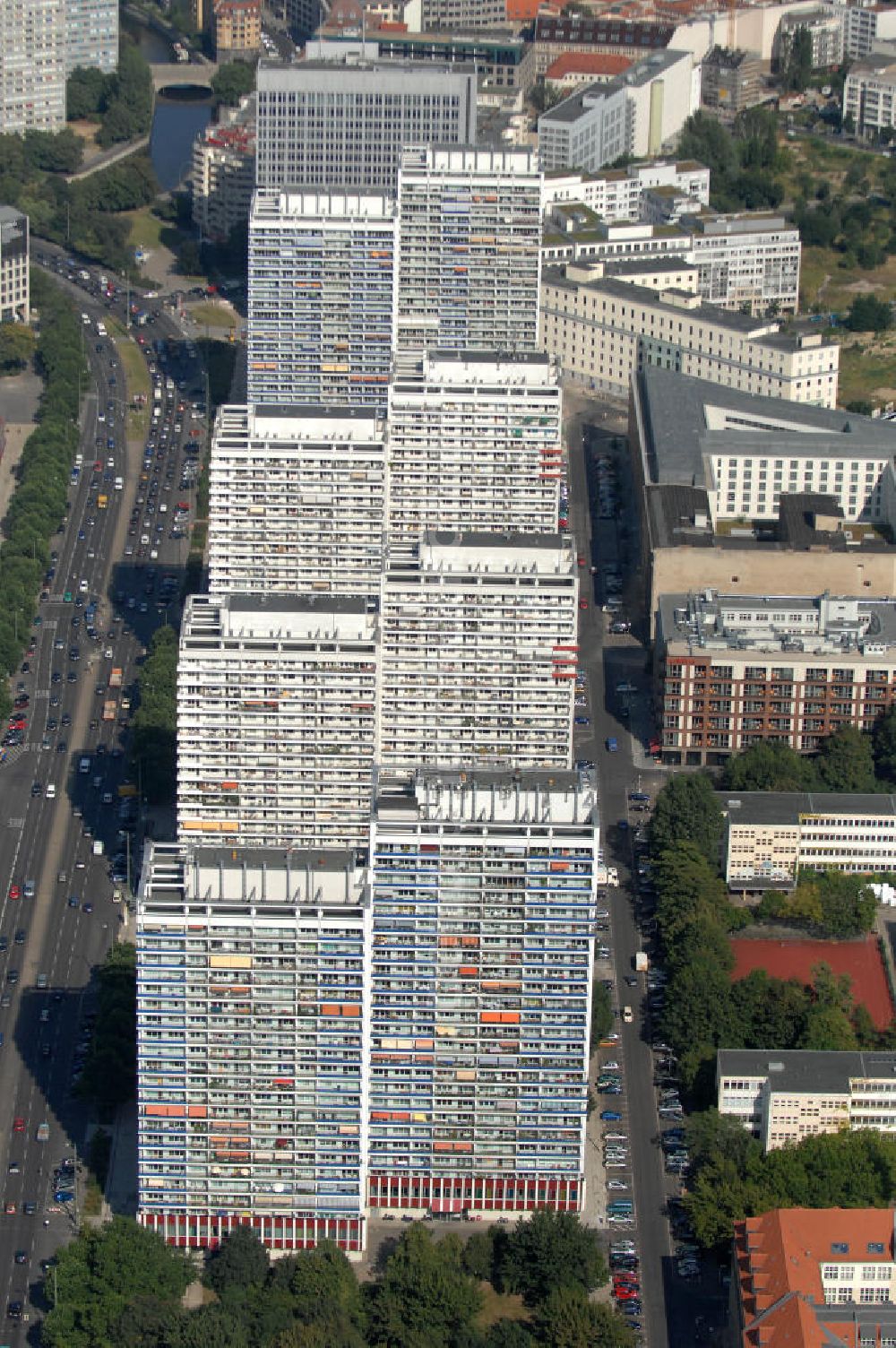 Berlin from above - Blick auf Wohnhäuser an der Leipziger Straße 40-49 in Mitte.