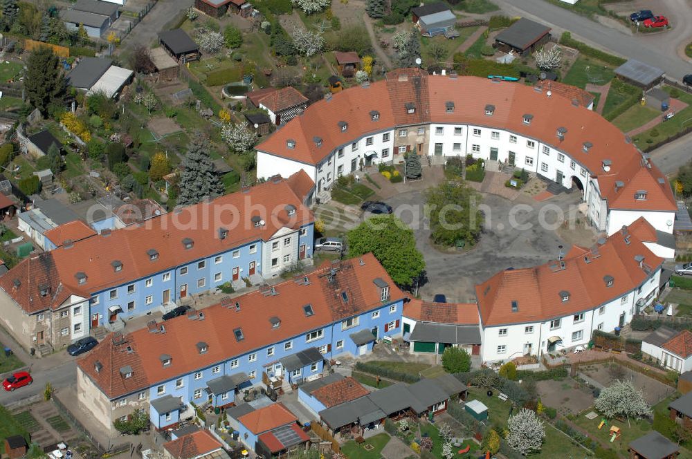 Aerial photograph Brandenburg an der Havel - Blick auf Wohnhäuser in Kirchmöser West. Die Reihenhäuser liegen an der Kreuzung von Parkstraße und Markstraße. PLZ 14774 Brandenburg an der Havel.