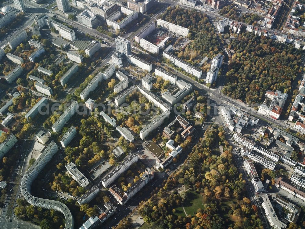 Berlin from the bird's eye view: Residential estates on Otto Braun Street and on the Western part of the Urban Park Volkspark Friedrichshain in the Friedrichshain part of Berlin. The urban park was the first communal park of the city. The Maerchenbrunnen (Fairy Tale Fountain) at the entrance Am Friedrichshain is located in the West of the Park. View to the South West and Otto Braun Street