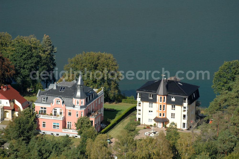 GRÜNHEIDE from above - Blick auf Wohnhäuser / Mehrfamilienhäuser zwischen dem Ufer des Peetzsee und der Straße Am Schlangenluch.