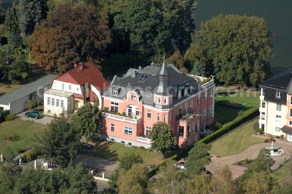 GRÜNHEIDE from the bird's eye view: Blick auf Wohnhäuser / Mehrfamilienhäuser zwischen dem Ufer des Peetzsee und der Straße Am Schlangenluch.