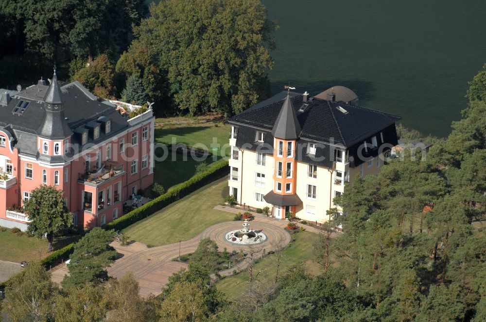 Aerial image GRÜNHEIDE - Blick auf Wohnhäuser / Mehrfamilienhäuser zwischen dem Ufer des Peetzsee und der Straße Am Schlangenluch.