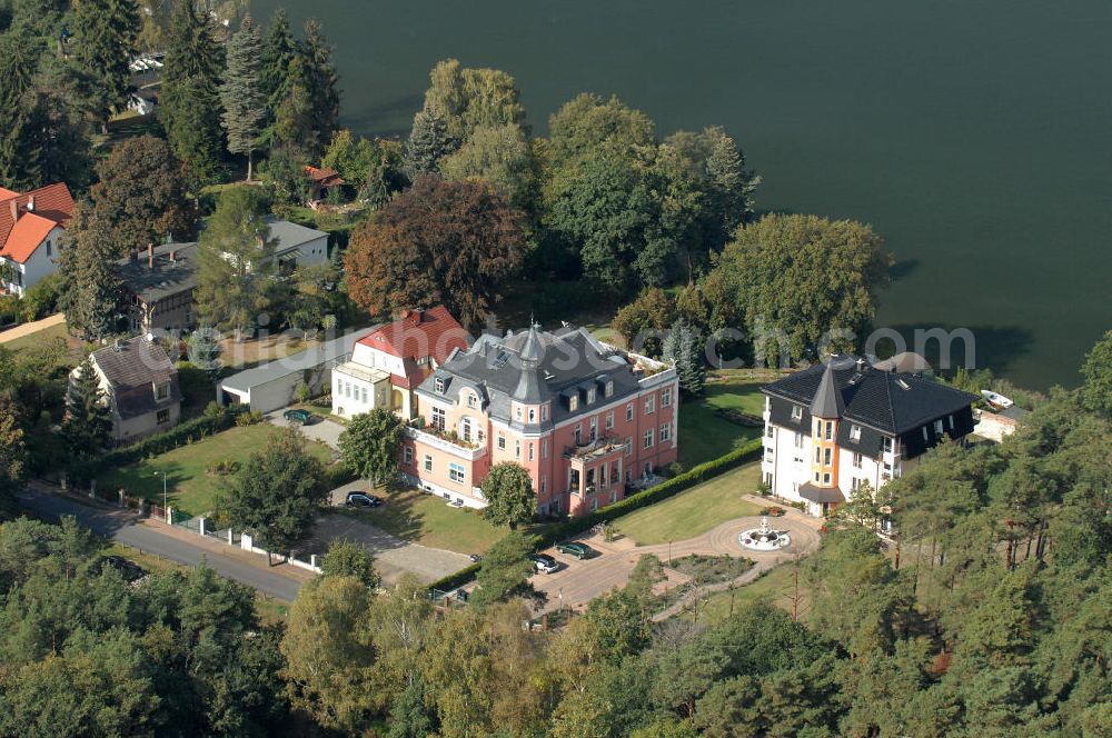 Aerial photograph GRÜNHEIDE - Blick auf Wohnhäuser / Mehrfamilienhäuser zwischen dem Ufer des Peetzsee und der Straße Am Schlangenluch.