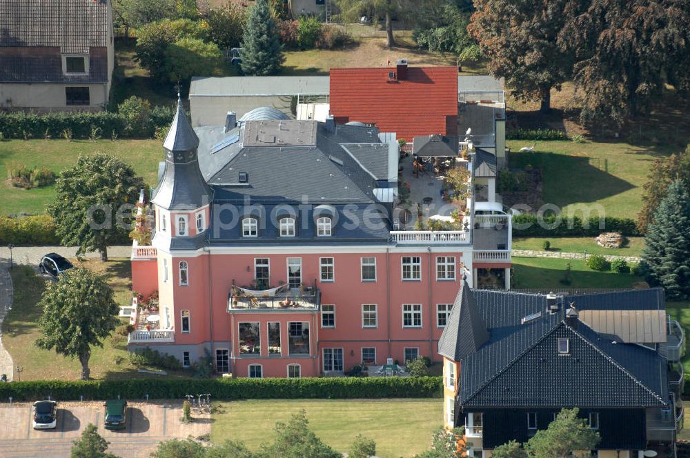 GRÜNHEIDE from above - Blick auf Wohnhäuser / Mehrfamilienhäuser zwischen dem Ufer des Peetzsee und der Straße Am Schlangenluch.