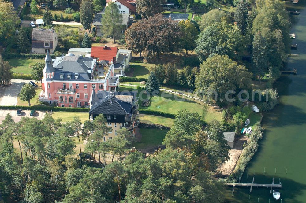 GRÜNHEIDE from the bird's eye view: Blick auf Wohnhäuser / Mehrfamilienhäuser zwischen dem Ufer des Peetzsee und der Straße Am Schlangenluch.