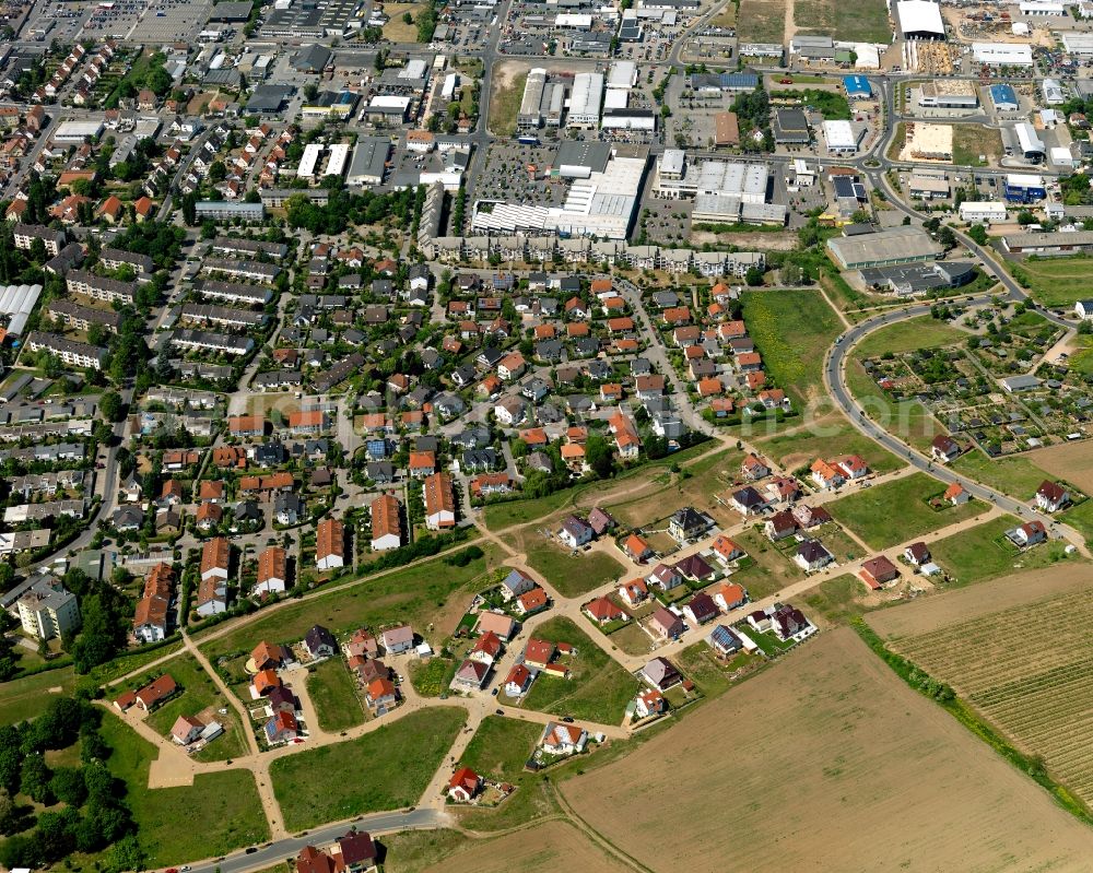 Aerial photograph Bad Kreuznach - Residential buildings and areas in the South of Bad Kreuznach in the state of Rhineland-Palatinate. Bad Kreuznach is a spa town and county capital and is located on the rivers Nahe and Ellerbach. Several residential areas spread out along the Southern edge of the town, including multi-family units, single family houses and apartment buildings