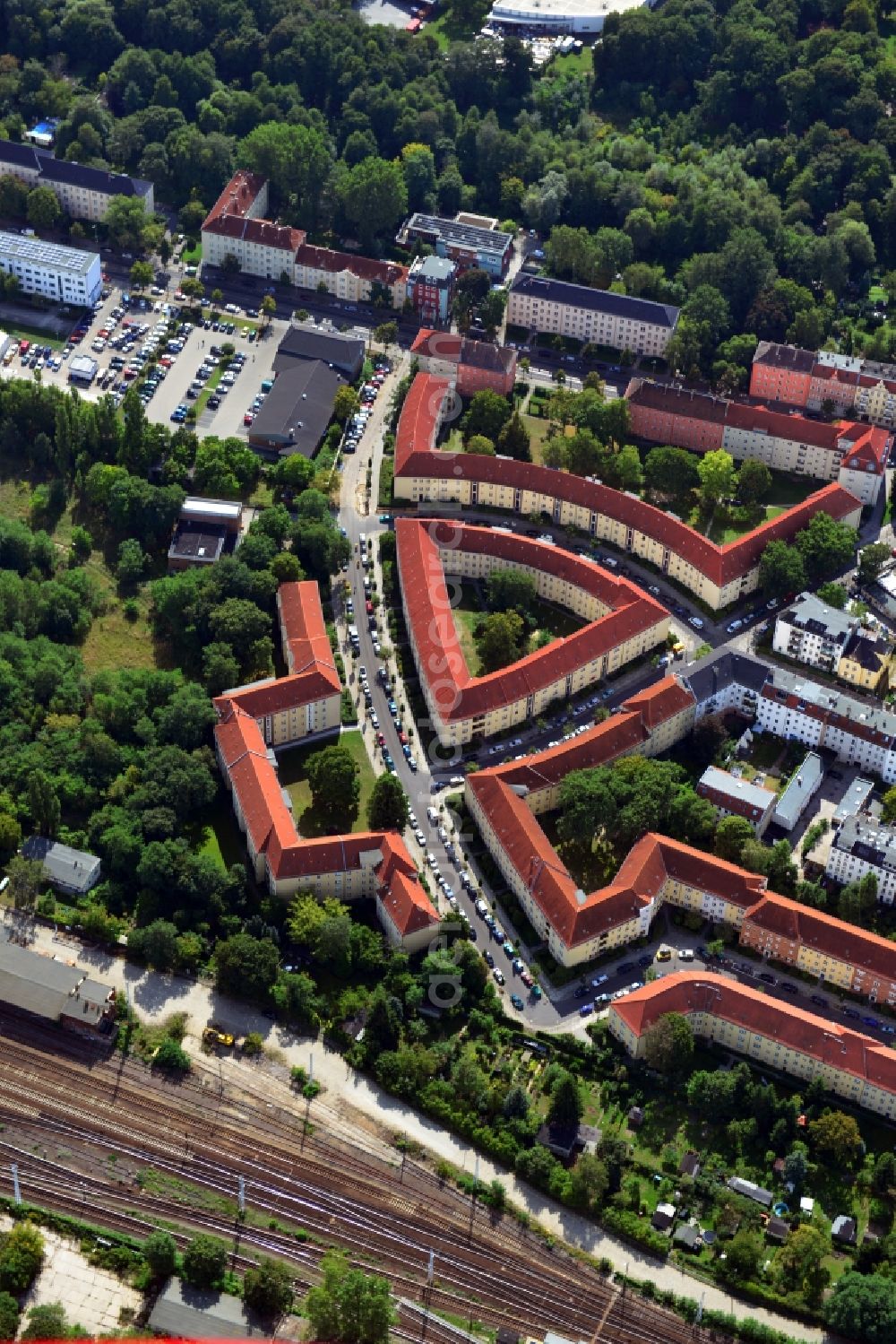 Aerial photograph Berlin - City view overlooking residential buildings between Gelnitzstraße, Thürnagelstraße and Seelenbinderstraße in the Köpenick district of Berlin. Also visible are rails used by the Berlin S-Bahn network