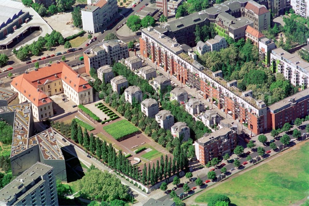 Aerial photograph Berlin - In addition to the complex of the Jewish Museum in Berlin-Kreuzberg, consisting of the colleges house in Baroque style and the Libeskind Building with its distinctive floor plan, a new residential complex was created