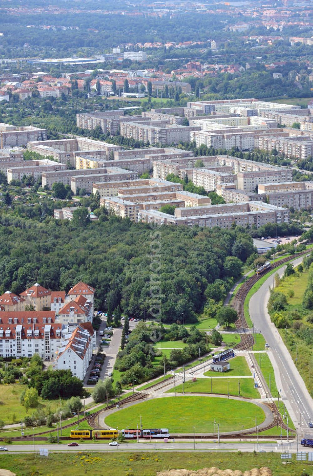 Leipzig Paunsdorf from the bird's eye view: Blick auf einen großen Wohnkomplex in Leipzig Paunsdorf. Das Wohngebiet gehört zur Wohnungsbau-Genossenschaft Kontakt e.G. Im Vordergrund eine Wendeschleife für Straßenbahnen und Wohnhäuser. View at a building complex in Leipzig Paunsdorf. The complex belongs to the building society Kontakt e.G. In the foreground is a tram reversing loop and residential buildings.