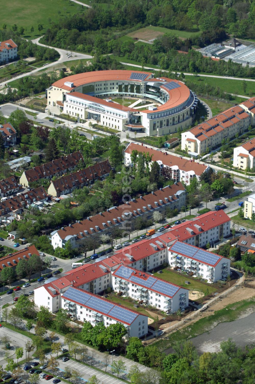 MÜNCHEN from the bird's eye view: 06.05.2008 München (Bayern) Blick auf Wohnneubau am Areal der Sankt-Michael-Straße / Kampenwandstrasse in Riem durch die Baugesellschaft Gebr. Rank GmbH & Co. München, Emil-Geis-Str. 1, Tel. 089/72442-0 , Herr Eder gebr.rank@rank-bau.de