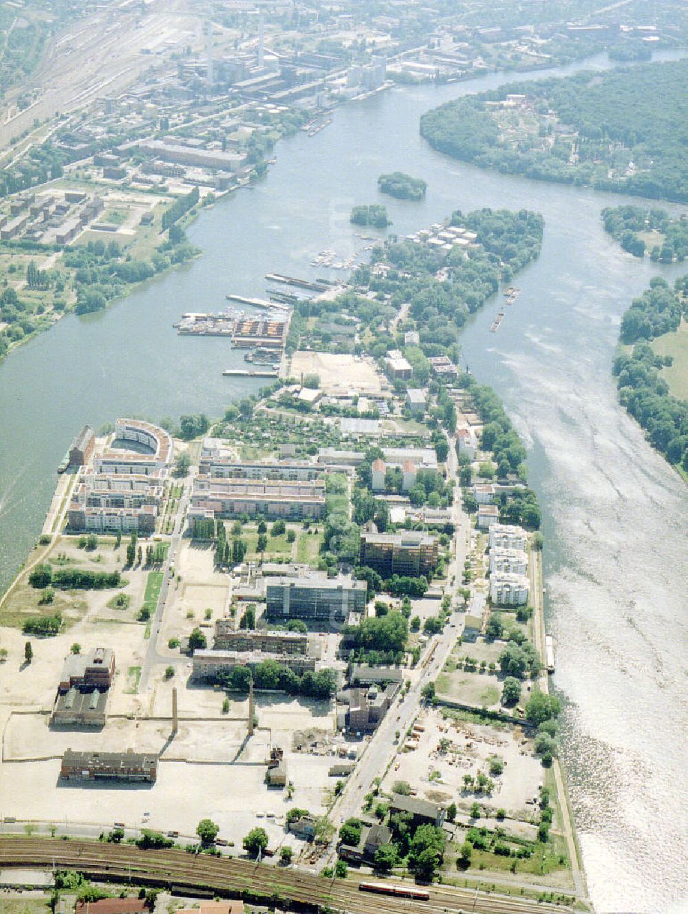 Aerial image Berlin - Treptow - Wohnneubau auf der Halbinsel Stralau in Berlin-Treptow.