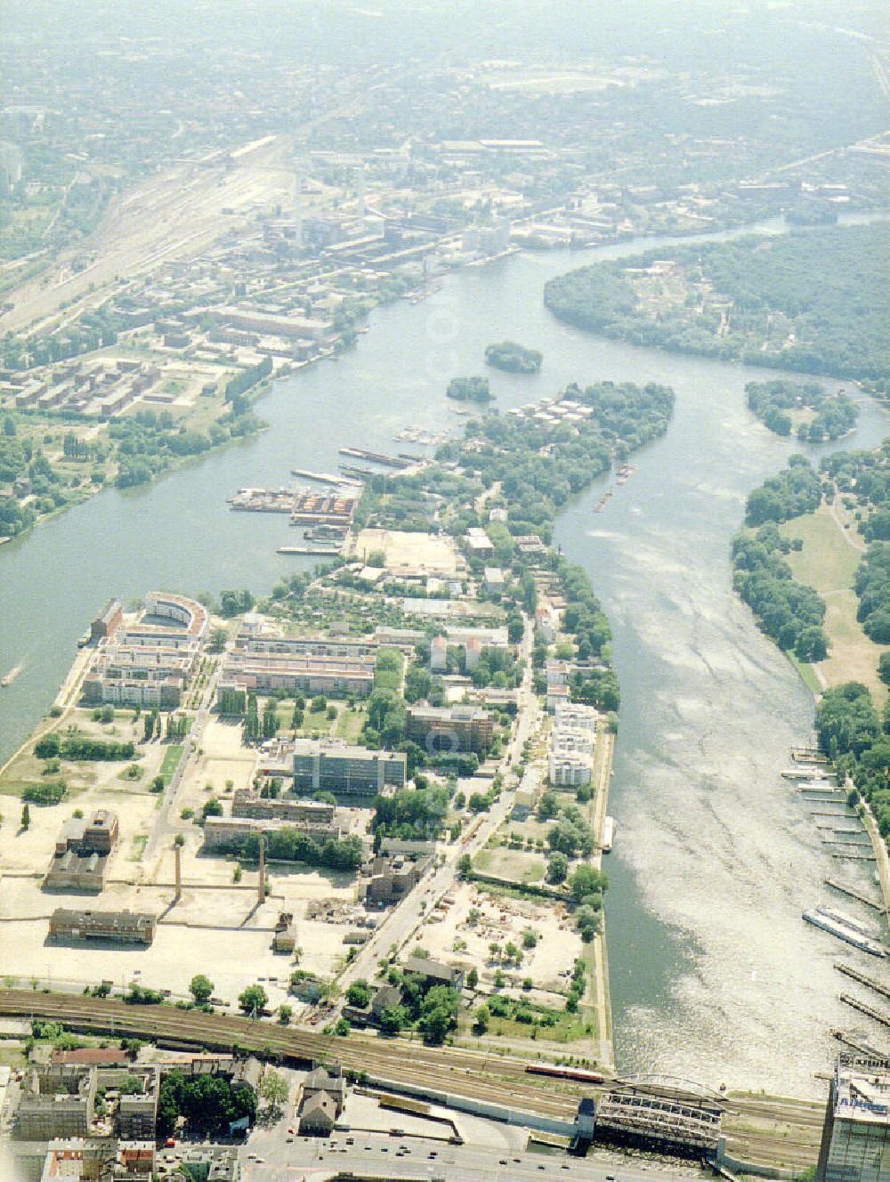 Aerial photograph Berlin - Treptow - Wohnneubau auf der Halbinsel Stralau in Berlin-Treptow.