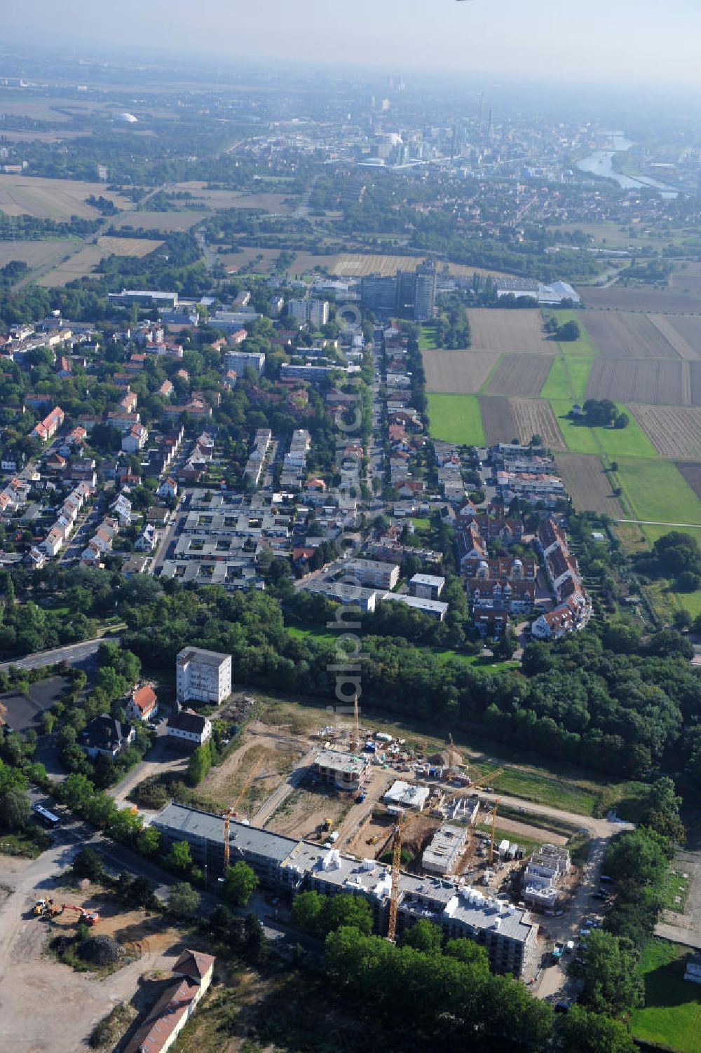 Aerial photograph Hattersheim - Blick auf die Baustelle der Wohnanlage am Hessendamm / Glockenwiesenweg in Hattersheim am Main. Das Projekt am Gwerbegebiet Süd ist ein Projekt der cds Wohnbau GmbH. View the construction site of the residental complex on Hessendamm in Hattersheim.