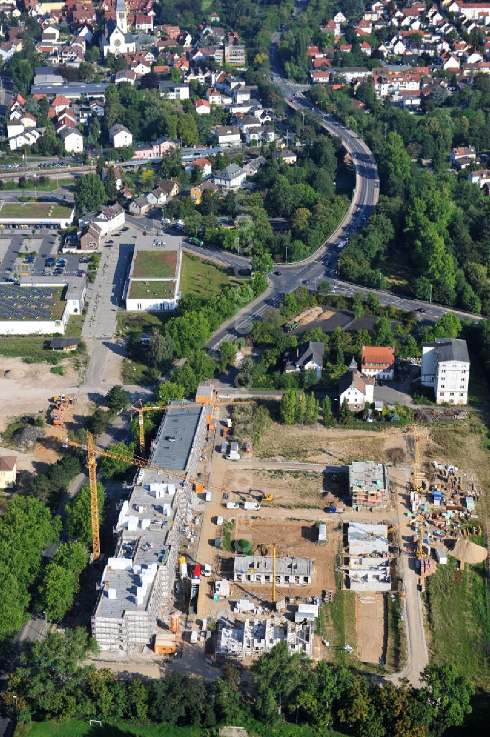 Hattersheim from the bird's eye view: Blick auf die Baustelle der Wohnanlage am Hessendamm / Glockenwiesenweg in Hattersheim am Main. Das Projekt am Gwerbegebiet Süd ist ein Projekt der cds Wohnbau GmbH. View the construction site of the residental complex on Hessendamm in Hattersheim.