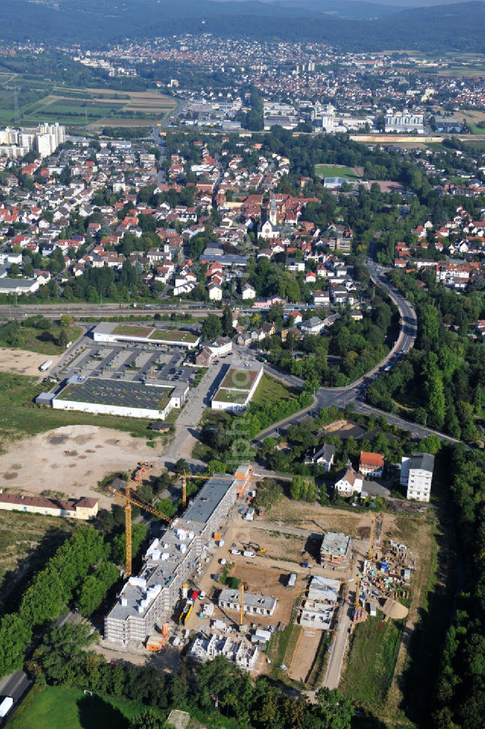 Aerial photograph Hattersheim - Blick auf die Baustelle der Wohnanlage am Hessendamm / Glockenwiesenweg in Hattersheim am Main. Das Projekt am Gwerbegebiet Süd ist ein Projekt der cds Wohnbau GmbH. View the construction site of the residental complex on Hessendamm in Hattersheim.