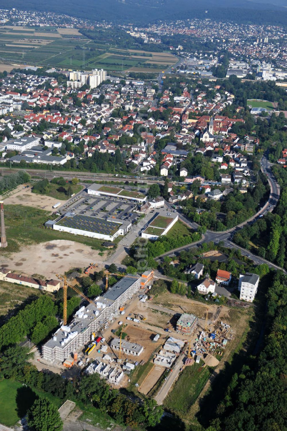 Hattersheim from above - Blick auf die Baustelle der Wohnanlage am Hessendamm / Glockenwiesenweg in Hattersheim am Main. Das Projekt am Gwerbegebiet Süd ist ein Projekt der cds Wohnbau GmbH. View the construction site of the residental complex on Hessendamm in Hattersheim.