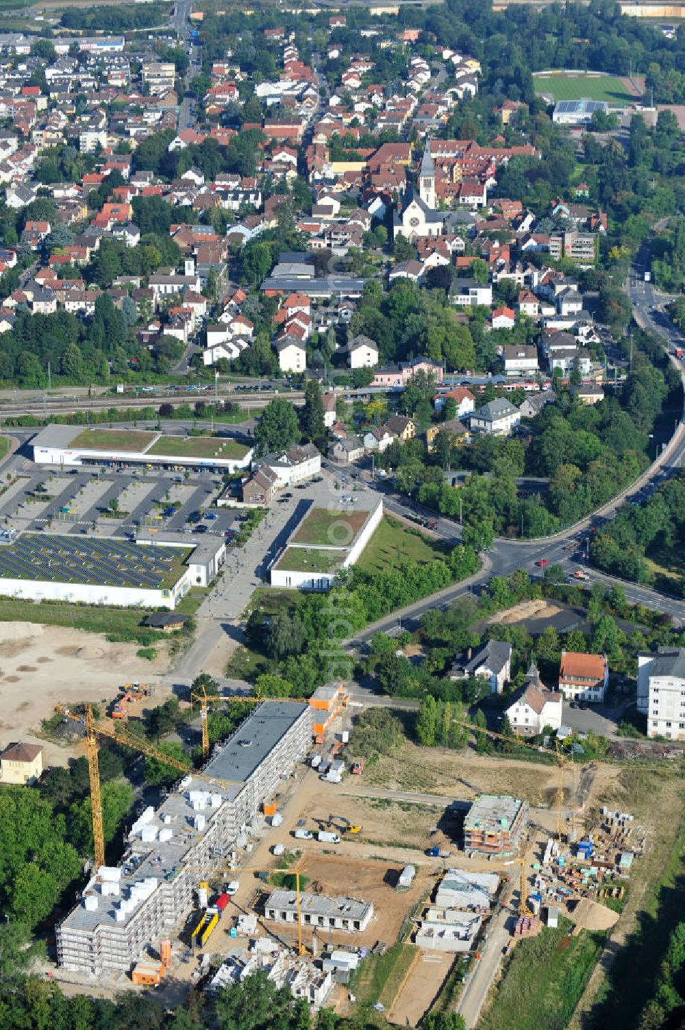 Aerial photograph Hattersheim - Blick auf die Baustelle der Wohnanlage am Hessendamm / Glockenwiesenweg in Hattersheim am Main. Das Projekt am Gwerbegebiet Süd ist ein Projekt der cds Wohnbau GmbH. View the construction site of the residental complex on Hessendamm in Hattersheim.