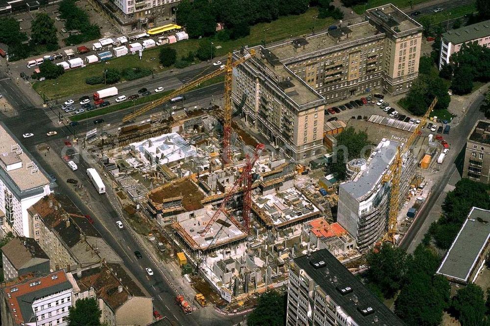 Berlin-Friedrichshain from the bird's eye view: Wohnneubau an der Karl-Marx-Allee / ecke Straße der Pariser Kommune