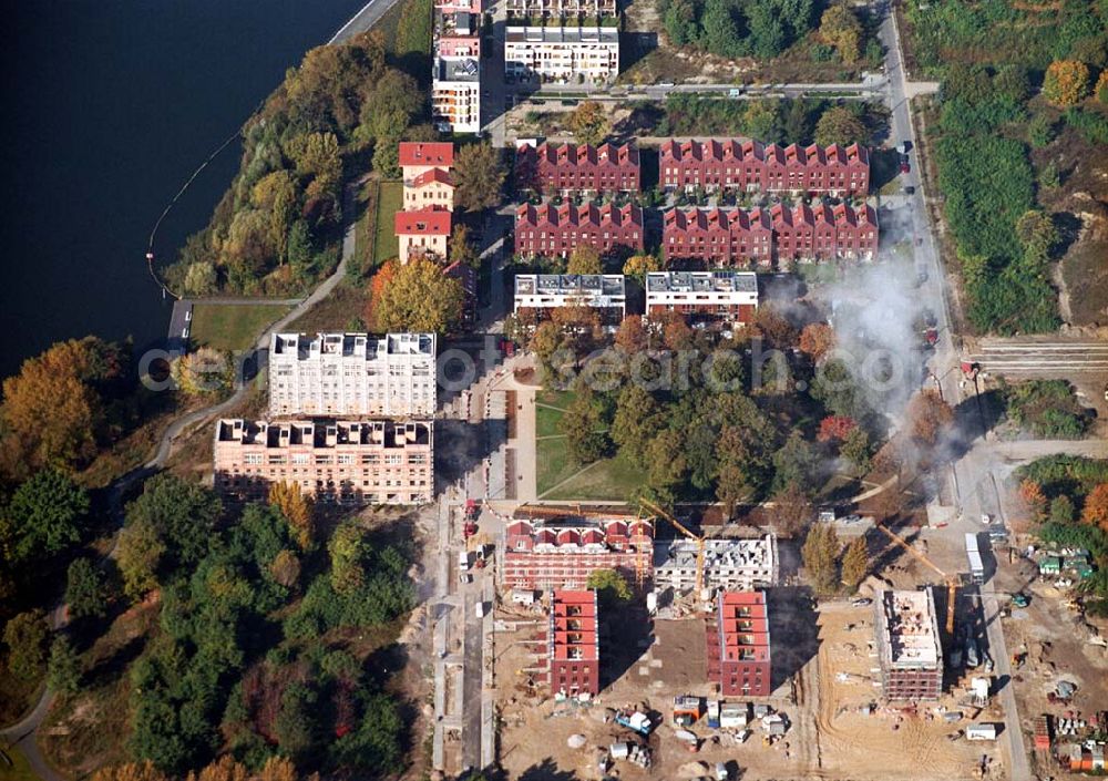 Berlin - Rummelsburg from the bird's eye view: 11.10.2005 Berlin Blick auf die Knabenhäuser Rummelsburger Bucht ;Nach nur vierzehn Monate dauernden Modernisierungs- und Instandsetzungsarbeiten kann in den Knabenhäusern wieder gewohnt werden. Wo vor mehr als hundert Jahren die Knaben des Friedrichswaisenhauses ihre Schlafräume hatten, sind nun acht großzügige und hochwertige Wohnungen mit Balkon und Blick auf den Rummelsburger See entstanden.Telefon: 030.35 59 01-0;Telefax: 030.35 59 01-99;E-mail: zentrale@wasserstadt.de