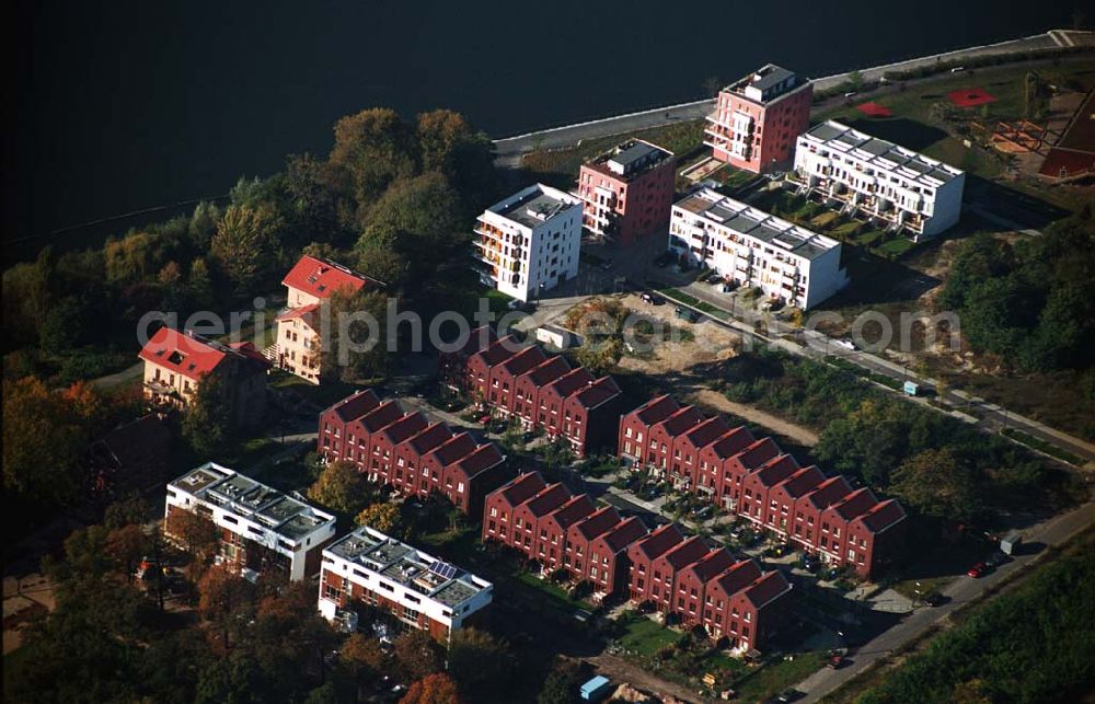 Aerial image Berlin - Rummelsburg - 11.10.2005 Berlin Blick auf die Knabenhäuser Rummelsburger Bucht ;Nach nur vierzehn Monate dauernden Modernisierungs- und Instandsetzungsarbeiten kann in den Knabenhäusern wieder gewohnt werden. Wo vor mehr als hundert Jahren die Knaben des Friedrichswaisenhauses ihre Schlafräume hatten, sind nun acht großzügige und hochwertige Wohnungen mit Balkon und Blick auf den Rummelsburger See entstanden.Telefon: 030.35 59 01-0;Telefax: 030.35 59 01-99;E-mail: zentrale@wasserstadt.de