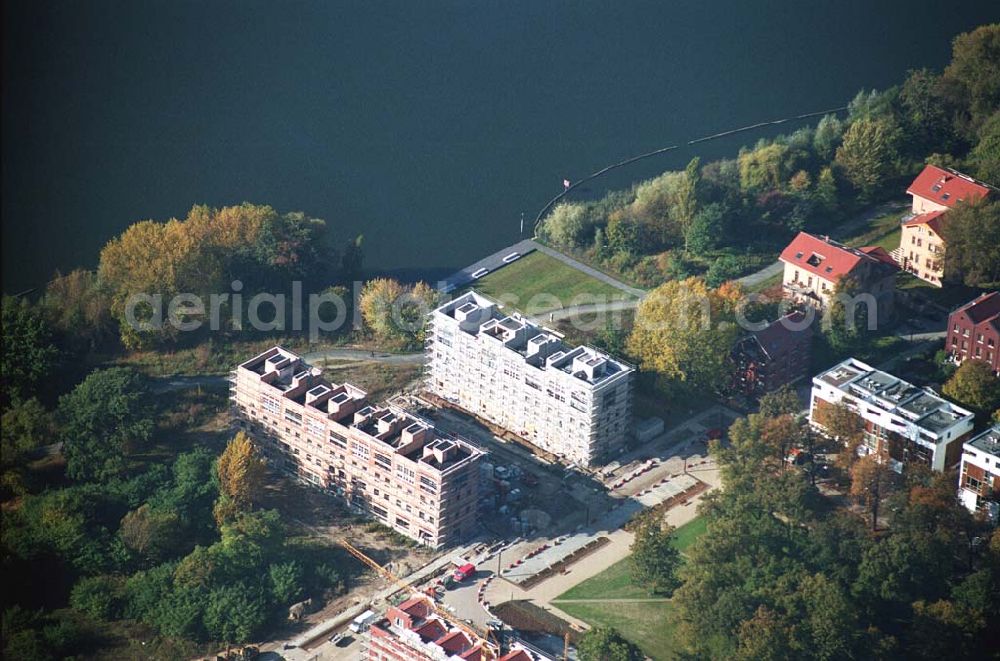 Aerial photograph Berlin - Rummelsburg - 11.10.2005 Berlin Blick auf die Knabenhäuser Rummelsburger Bucht ;Nach nur vierzehn Monate dauernden Modernisierungs- und Instandsetzungsarbeiten kann in den Knabenhäusern wieder gewohnt werden. Wo vor mehr als hundert Jahren die Knaben des Friedrichswaisenhauses ihre Schlafräume hatten, sind nun acht großzügige und hochwertige Wohnungen mit Balkon und Blick auf den Rummelsburger See entstanden.Telefon: 030.35 59 01-0;Telefax: 030.35 59 01-99;E-mail: zentrale@wasserstadt.de