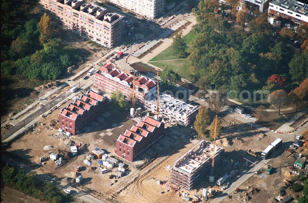 Berlin - Rummelsburg from above - 11.10.2005 Berlin Blick auf die Knabenhäuser Rummelsburger Bucht ;Nach nur vierzehn Monate dauernden Modernisierungs- und Instandsetzungsarbeiten kann in den Knabenhäusern wieder gewohnt werden. Wo vor mehr als hundert Jahren die Knaben des Friedrichswaisenhauses ihre Schlafräume hatten, sind nun acht großzügige und hochwertige Wohnungen mit Balkon und Blick auf den Rummelsburger See entstanden.Telefon: 030.35 59 01-0;Telefax: 030.35 59 01-99;E-mail: zentrale@wasserstadt.de