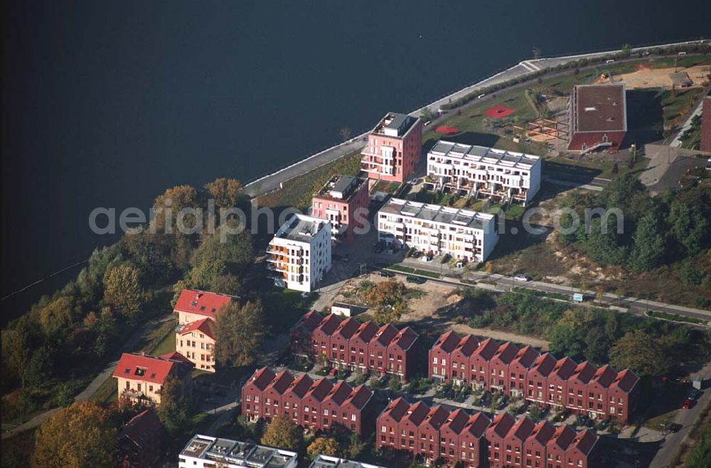 Berlin - Rummelsburg from the bird's eye view: 11.10.2005 Berlin Blick auf die Knabenhäuser Rummelsburger Bucht ;Nach nur vierzehn Monate dauernden Modernisierungs- und Instandsetzungsarbeiten kann in den Knabenhäusern wieder gewohnt werden. Wo vor mehr als hundert Jahren die Knaben des Friedrichswaisenhauses ihre Schlafräume hatten, sind nun acht großzügige und hochwertige Wohnungen mit Balkon und Blick auf den Rummelsburger See entstanden.Telefon: 030.35 59 01-0;Telefax: 030.35 59 01-99;E-mail: zentrale@wasserstadt.de