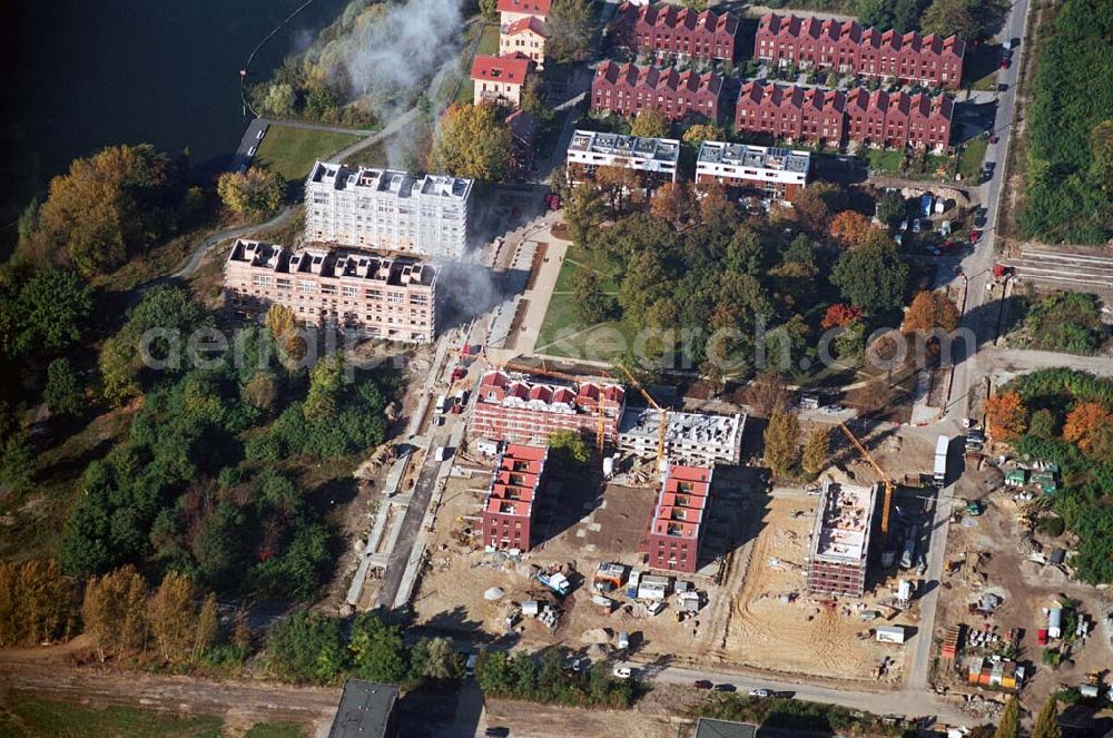 Aerial image Berlin - Rummelsburg - 11.10.2005 Berlin Blick auf die Knabenhäuser Rummelsburger Bucht ;Nach nur vierzehn Monate dauernden Modernisierungs- und Instandsetzungsarbeiten kann in den Knabenhäusern wieder gewohnt werden. Wo vor mehr als hundert Jahren die Knaben des Friedrichswaisenhauses ihre Schlafräume hatten, sind nun acht großzügige und hochwertige Wohnungen mit Balkon und Blick auf den Rummelsburger See entstanden.Telefon: 030.35 59 01-0;Telefax: 030.35 59 01-99;E-mail: zentrale@wasserstadt.de