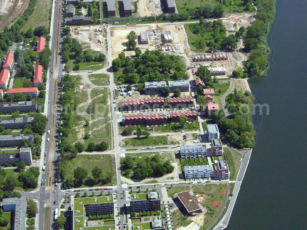 Berlin - Rummelsburg from above - 26.05.2005 Sanierung der Knabenhäuser und Baustelle Berlin Terrace Berlin Rummelsburg.Die gelb verklinkerten, Mitte des 19. Jahrhunderts errichteten Gebäude des ehemaligen Friedrichs-Waisenhauses stehen direkt am Wasser. Das von der Wasserstadt GmbH konzipierte Wohnmodell Berlin Terrace ist eine architektonische und städtebauliche Antwort auf die sozialen und ökonomischen Anforderungen des 21. Jahrhunderts.