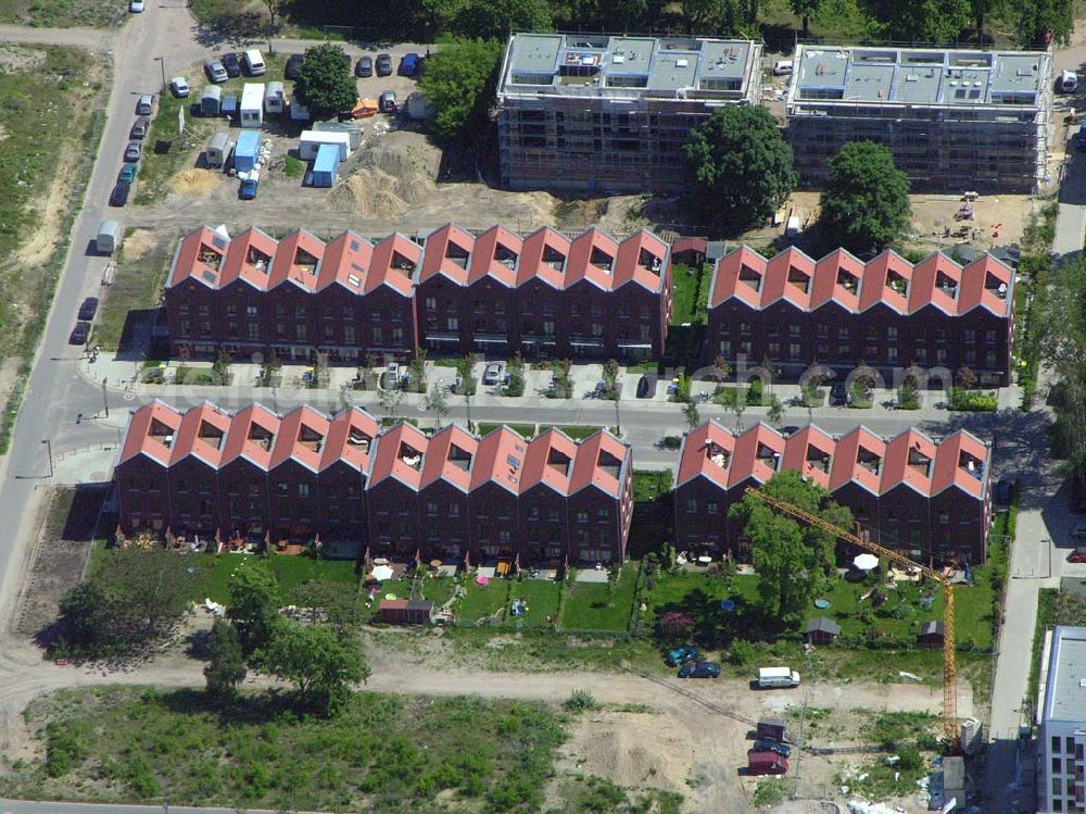 Berlin - Rummelsburg from the bird's eye view: 26.05.2005 Sanierung der Knabenhäuser und Baustelle Berlin Terrace Berlin Rummelsburg.Die gelb verklinkerten, Mitte des 19. Jahrhunderts errichteten Gebäude des ehemaligen Friedrichs-Waisenhauses stehen direkt am Wasser. Das von der Wasserstadt GmbH konzipierte Wohnmodell Berlin Terrace ist eine architektonische und städtebauliche Antwort auf die sozialen und ökonomischen Anforderungen des 21. Jahrhunderts.