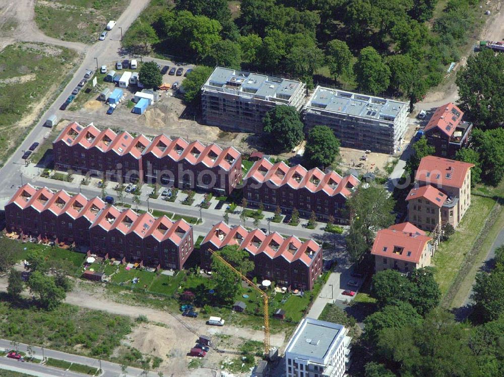 Aerial image Berlin - Rummelsburg - 26.05.2005 Sanierung der Knabenhäuser und Baustelle Berlin Terrace Berlin Rummelsburg.Die gelb verklinkerten, Mitte des 19. Jahrhunderts errichteten Gebäude des ehemaligen Friedrichs-Waisenhauses stehen direkt am Wasser. Das von der Wasserstadt GmbH konzipierte Wohnmodell Berlin Terrace ist eine architektonische und städtebauliche Antwort auf die sozialen und ökonomischen Anforderungen des 21. Jahrhunderts.