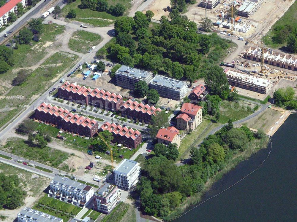 Aerial photograph Berlin - Rummelsburg - 26.05.2005 Sanierung der Knabenhäuser und Baustelle Berlin Terrace Berlin Rummelsburg.Die gelb verklinkerten, Mitte des 19. Jahrhunderts errichteten Gebäude des ehemaligen Friedrichs-Waisenhauses stehen direkt am Wasser. Das von der Wasserstadt GmbH konzipierte Wohnmodell Berlin Terrace ist eine architektonische und städtebauliche Antwort auf die sozialen und ökonomischen Anforderungen des 21. Jahrhunderts.