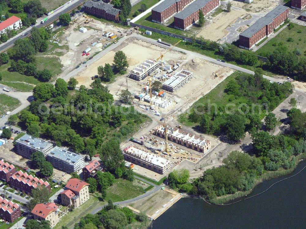 Berlin - Rummelsburg from above - 26.05.2005 Sanierung der Knabenhäuser und Baustelle Berlin Terrace Berlin Rummelsburg.Die gelb verklinkerten, Mitte des 19. Jahrhunderts errichteten Gebäude des ehemaligen Friedrichs-Waisenhauses stehen direkt am Wasser. Das von der Wasserstadt GmbH konzipierte Wohnmodell Berlin Terrace ist eine architektonische und städtebauliche Antwort auf die sozialen und ökonomischen Anforderungen des 21. Jahrhunderts.