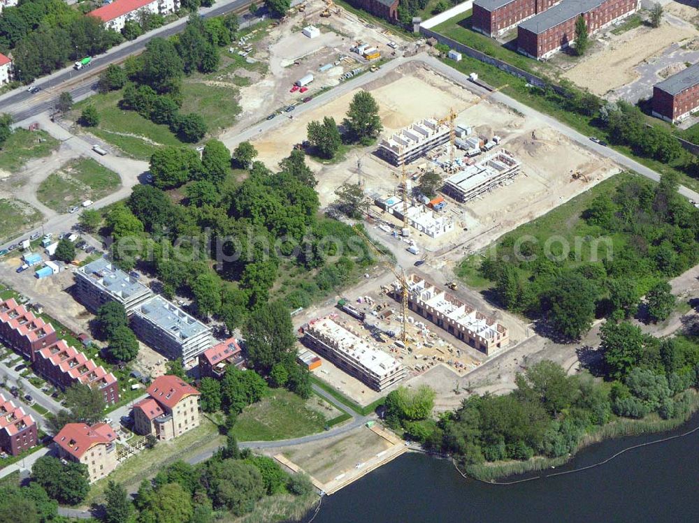 Berlin - Rummelsburg from the bird's eye view: 26.05.2005 Sanierung der Knabenhäuser und Baustelle Berlin Terrace Berlin Rummelsburg.Die gelb verklinkerten, Mitte des 19. Jahrhunderts errichteten Gebäude des ehemaligen Friedrichs-Waisenhauses stehen direkt am Wasser. Das von der Wasserstadt GmbH konzipierte Wohnmodell Berlin Terrace ist eine architektonische und städtebauliche Antwort auf die sozialen und ökonomischen Anforderungen des 21. Jahrhunderts.