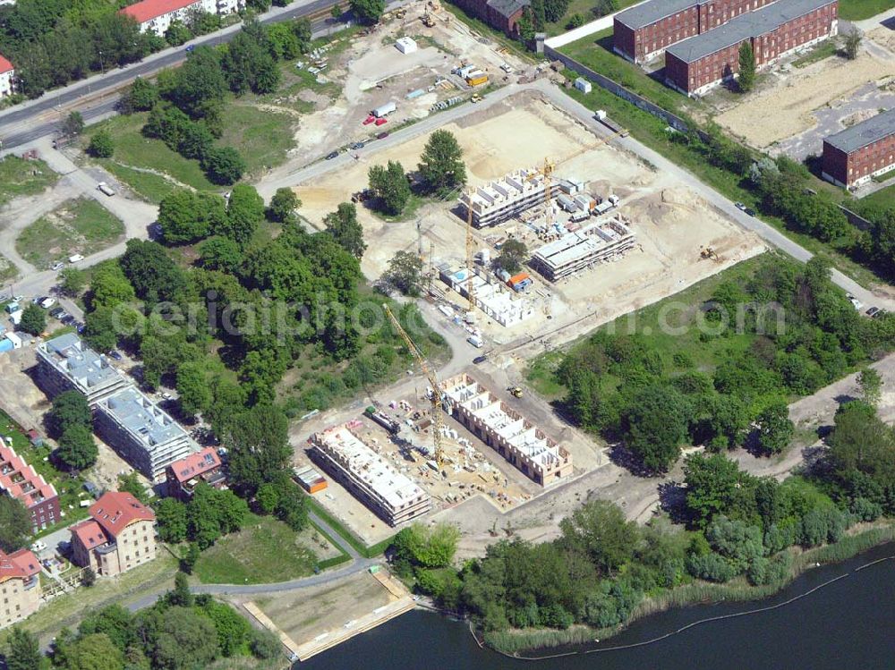 Aerial image Berlin - Rummelsburg - 26.05.2005 Sanierung der Knabenhäuser und Baustelle Berlin Terrace Berlin Rummelsburg.Die gelb verklinkerten, Mitte des 19. Jahrhunderts errichteten Gebäude des ehemaligen Friedrichs-Waisenhauses stehen direkt am Wasser. Das von der Wasserstadt GmbH konzipierte Wohnmodell Berlin Terrace ist eine architektonische und städtebauliche Antwort auf die sozialen und ökonomischen Anforderungen des 21. Jahrhunderts.