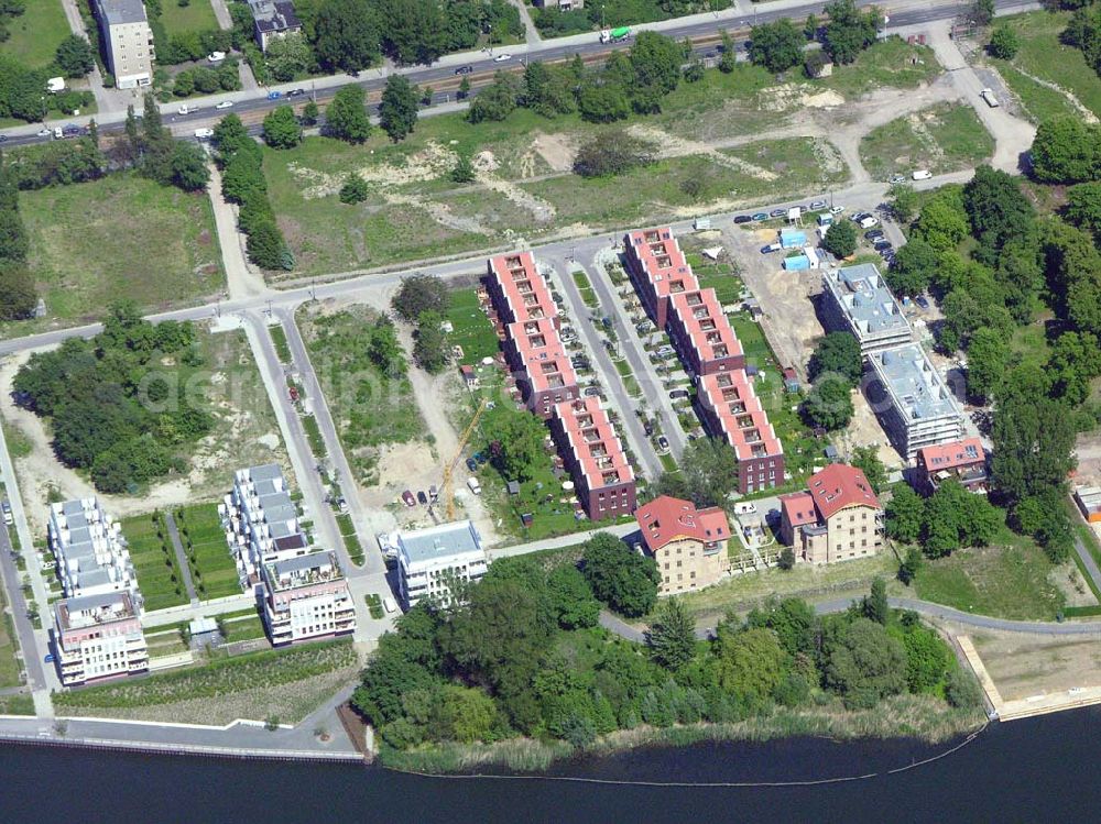 Aerial photograph Berlin - Rummelsburg - 26.05.2005 Sanierung der Knabenhäuser und Baustelle Berlin Terrace Berlin Rummelsburg.Die gelb verklinkerten, Mitte des 19. Jahrhunderts errichteten Gebäude des ehemaligen Friedrichs-Waisenhauses stehen direkt am Wasser. Das von der Wasserstadt GmbH konzipierte Wohnmodell Berlin Terrace ist eine architektonische und städtebauliche Antwort auf die sozialen und ökonomischen Anforderungen des 21. Jahrhunderts.