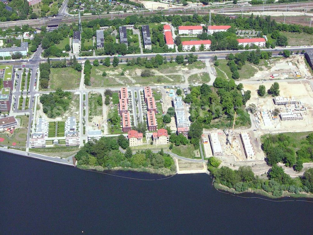 Berlin - Rummelsburg from above - 26.05.2005 Sanierung der Knabenhäuser und Baustelle Berlin Terrace Berlin Rummelsburg.Die gelb verklinkerten, Mitte des 19. Jahrhunderts errichteten Gebäude des ehemaligen Friedrichs-Waisenhauses stehen direkt am Wasser. Das von der Wasserstadt GmbH konzipierte Wohnmodell Berlin Terrace ist eine architektonische und städtebauliche Antwort auf die sozialen und ökonomischen Anforderungen des 21. Jahrhunderts.