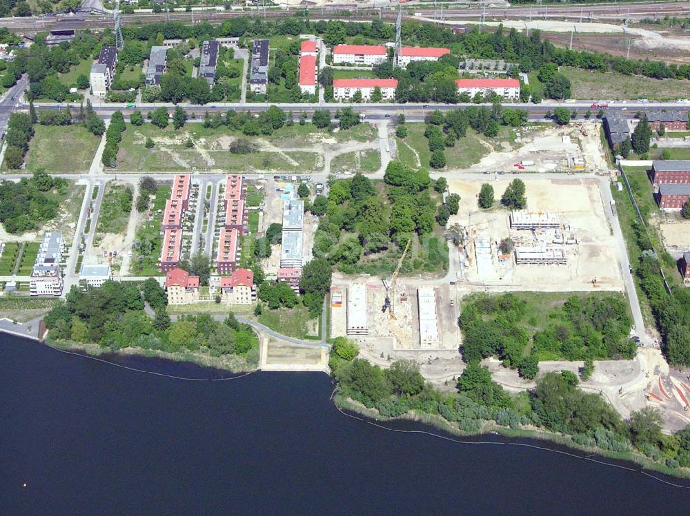 Berlin - Rummelsburg from the bird's eye view: 26.05.2005 Sanierung der Knabenhäuser und Baustelle Berlin Terrace Berlin Rummelsburg.Die gelb verklinkerten, Mitte des 19. Jahrhunderts errichteten Gebäude des ehemaligen Friedrichs-Waisenhauses stehen direkt am Wasser. Das von der Wasserstadt GmbH konzipierte Wohnmodell Berlin Terrace ist eine architektonische und städtebauliche Antwort auf die sozialen und ökonomischen Anforderungen des 21. Jahrhunderts.