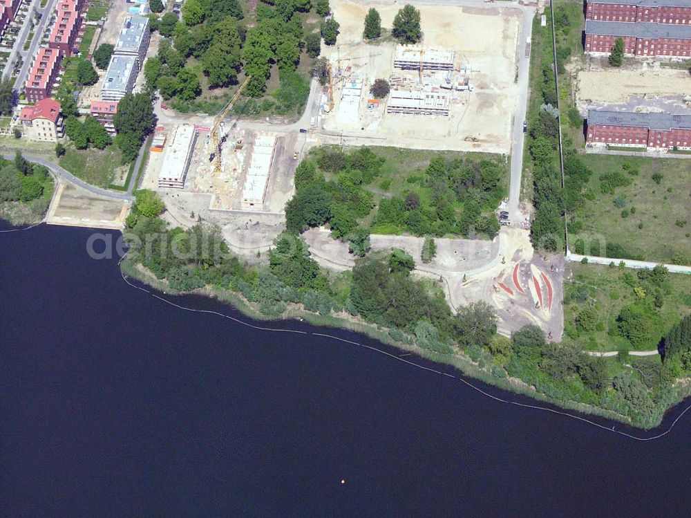 Aerial image Berlin - Rummelsburg - 26.05.2005 Sanierung der Knabenhäuser und Baustelle Berlin Terrace Berlin Rummelsburg.Die gelb verklinkerten, Mitte des 19. Jahrhunderts errichteten Gebäude des ehemaligen Friedrichs-Waisenhauses stehen direkt am Wasser. Das von der Wasserstadt GmbH konzipierte Wohnmodell Berlin Terrace ist eine architektonische und städtebauliche Antwort auf die sozialen und ökonomischen Anforderungen des 21. Jahrhunderts.