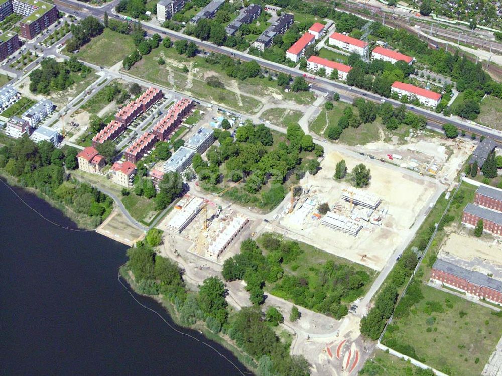 Aerial photograph Berlin - Rummelsburg - 26.05.2005 Sanierung der Knabenhäuser und Baustelle Berlin Terrace Berlin Rummelsburg.Die gelb verklinkerten, Mitte des 19. Jahrhunderts errichteten Gebäude des ehemaligen Friedrichs-Waisenhauses stehen direkt am Wasser. Das von der Wasserstadt GmbH konzipierte Wohnmodell Berlin Terrace ist eine architektonische und städtebauliche Antwort auf die sozialen und ökonomischen Anforderungen des 21. Jahrhunderts.