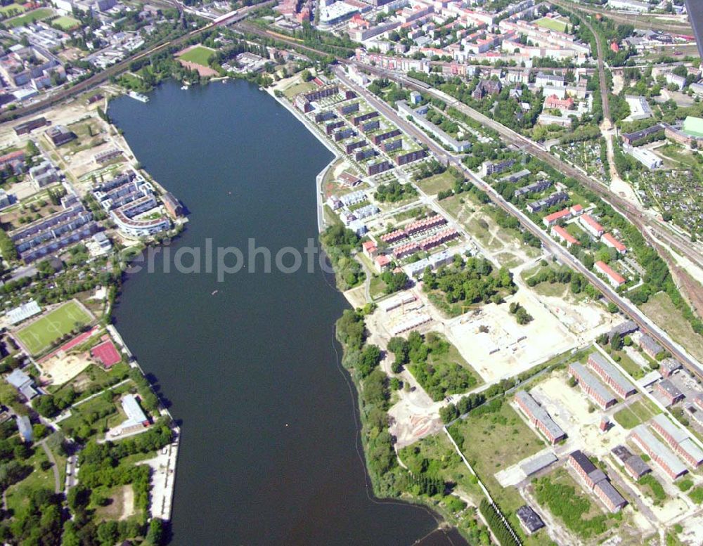 Berlin - Rummelsburg from above - 26.05.2005 Sanierung der Knabenhäuser und Baustelle Berlin Terrace Berlin Rummelsburg.Die gelb verklinkerten, Mitte des 19. Jahrhunderts errichteten Gebäude des ehemaligen Friedrichs-Waisenhauses stehen direkt am Wasser. Das von der Wasserstadt GmbH konzipierte Wohnmodell Berlin Terrace ist eine architektonische und städtebauliche Antwort auf die sozialen und ökonomischen Anforderungen des 21. Jahrhunderts.