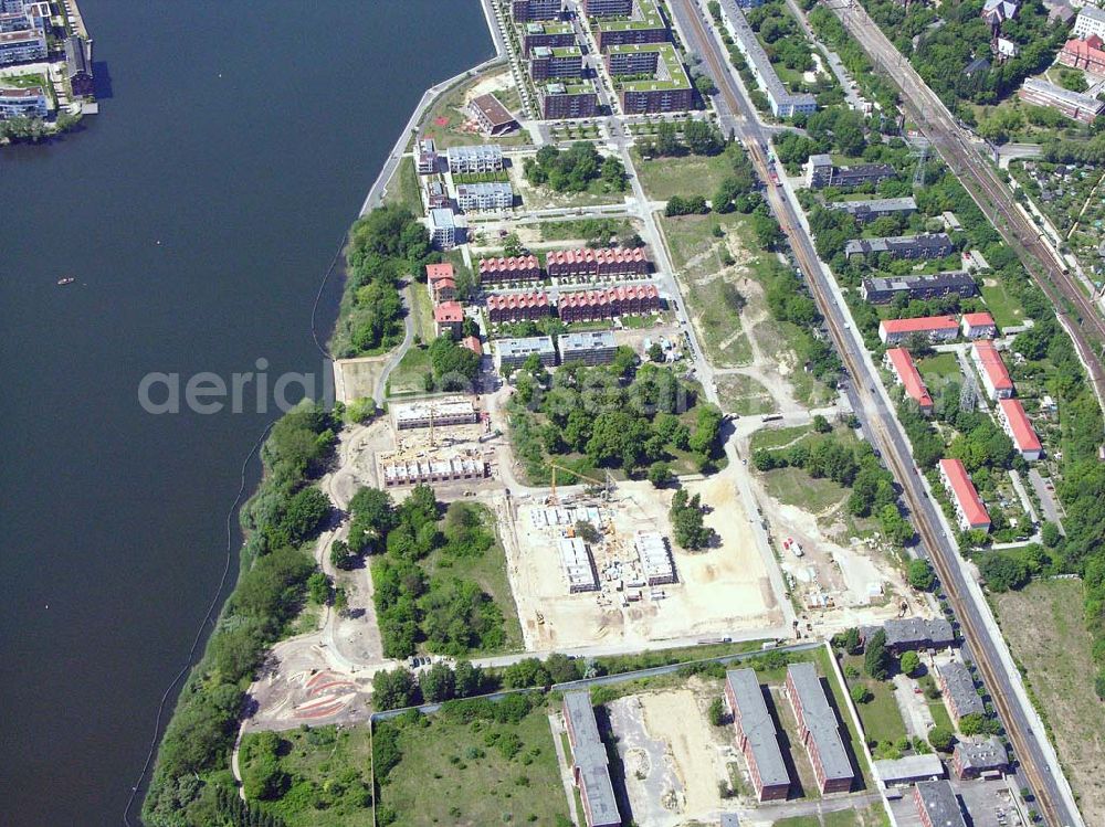 Berlin - Rummelsburg from the bird's eye view: 26.05.2005 Sanierung der Knabenhäuser und Baustelle Berlin Terrace Berlin Rummelsburg.Die gelb verklinkerten, Mitte des 19. Jahrhunderts errichteten Gebäude des ehemaligen Friedrichs-Waisenhauses stehen direkt am Wasser. Das von der Wasserstadt GmbH konzipierte Wohnmodell Berlin Terrace ist eine architektonische und städtebauliche Antwort auf die sozialen und ökonomischen Anforderungen des 21. Jahrhunderts.